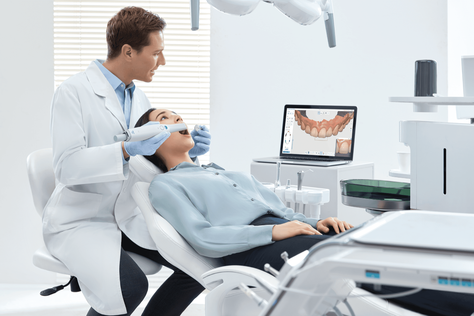 Dentist scanning with an intraoral scanner LED light projection..webp